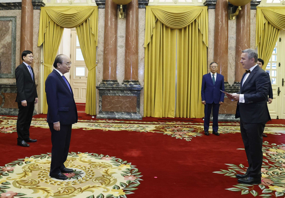 Chủ tịch nước Nguyễn Xuân Phúc tiếp nhận Quốc thư của Đại sứ Vương quốc Bỉ Karl Hendrik Margareta Van Den Bossche. (Ảnh: Thống Nhất/TTXVN)