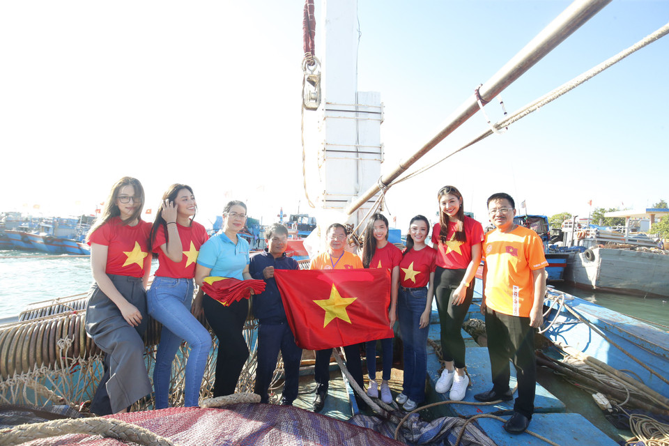 Đại diện ban tổ chức giải đã gặp gỡ, thăm hỏi, động viên các trưởng tàu và thuyền viên, trao tặng tận tay mỗi tàu một lá cờ tổ quốc và một tủ thuốc y tế. (Ảnh: Tùng Lâm/Vietnam+)