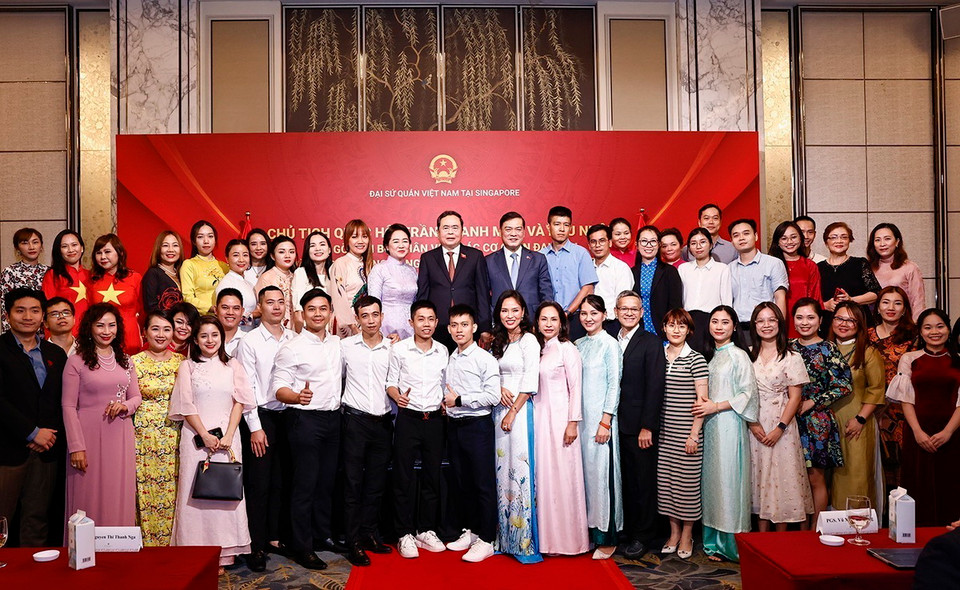 Chủ tịch Quốc hội Trần Thanh Mẫn và Phu nhân với đại biểu. (Ảnh: Doãn Tấn/TTXVN)