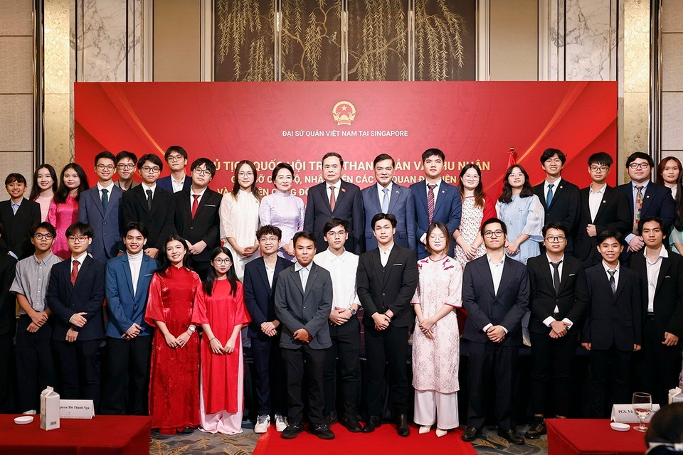 Chủ tịch Quốc hội Trần Thanh Mẫn và Phu nhân với đại biểu. (Ảnh: Doãn Tấn/TTXVN)