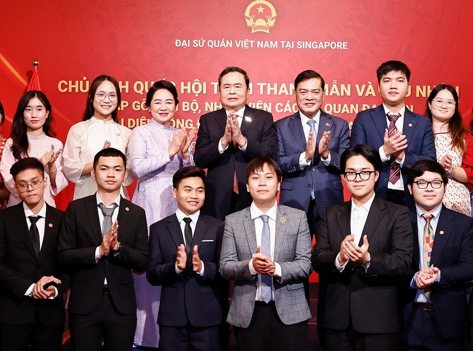 Chủ tịch Quốc hội Trần Thanh Mẫn và Phu nhân với đại biểu. (Ảnh: Doãn Tấn/TTXVN)