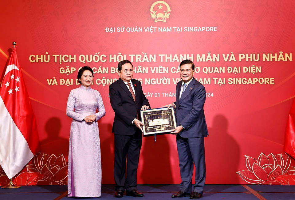 Chủ tịch Quốc hội Trần Thanh Mẫn và Phu nhân tặng quà lưu niệm Đại sứ quán Việt Nam tại Singapore. (Ảnh: Doãn Tấn/TTXVN)