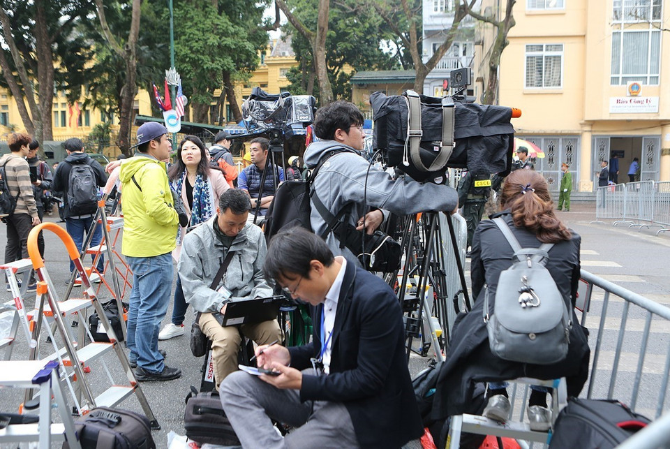 Phóng viên quốc tế dẫn tin tại khu vực khánh sạn Melia. (Ảnh: Dương Giang/TTXVN)