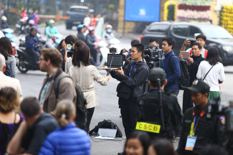 Phóng viên trong nước và quốc tế tập trung tại điểm phong tỏa của lực lượng an ninh phía cổng phụ khách sạn Metropole trên phố Lý Thái Tổ. (Ảnh: Minh Quyết/TTXVN)