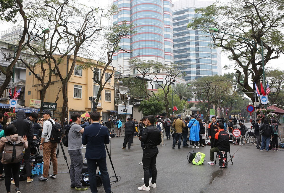 Phóng viên quốc tế dẫn tin tại khu vực khánh sạn Melia. (Ảnh: Dương Giang/TTXVN)