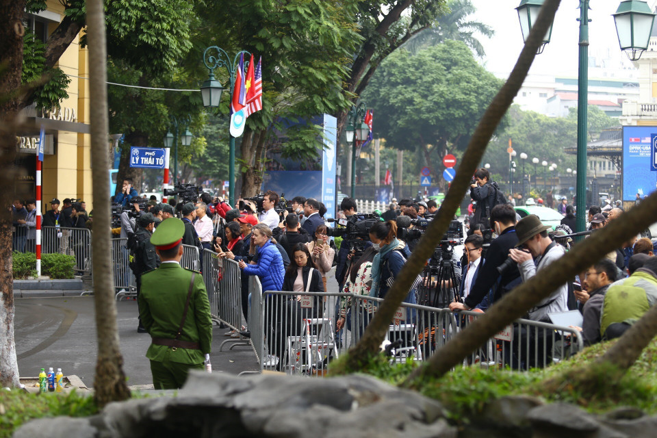 Nhiều phóng viên trong nước và quốc tế đã túc trực sát khu vực phong tỏa bên ngoài khách sạn Metropole. (Ảnh: Minh Quyết/TTXVN)