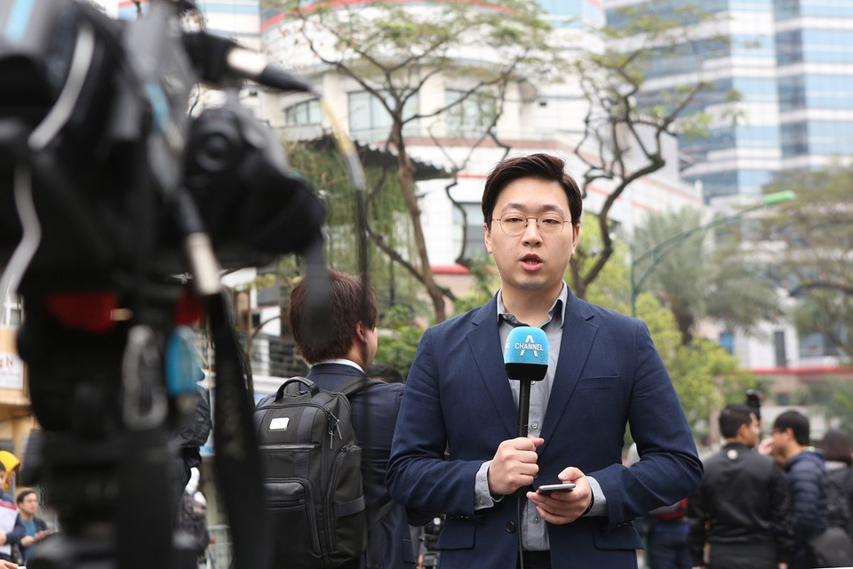 Phóng viên quốc tế dẫn tin tại khu vực khánh sạn Melia. (Ảnh: Dương Giang/TTXVN)