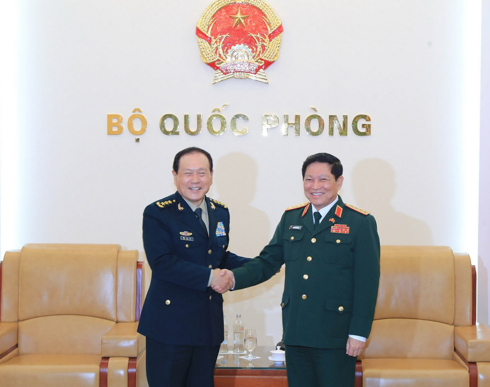 Đại tướng Ngô Xuân Lịch, nguyên Bộ trưởng Bộ Quốc phòng Việt Nam tiếp Thượng tướng Ngụy Phượng Hòa, Ủy viên Quốc vụ, Bộ trưởng Bộ Quốc phòng Trung Quốc đang thăm chính thức Việt Nam.(Ảnh: Trọng Đức/TTXVN)