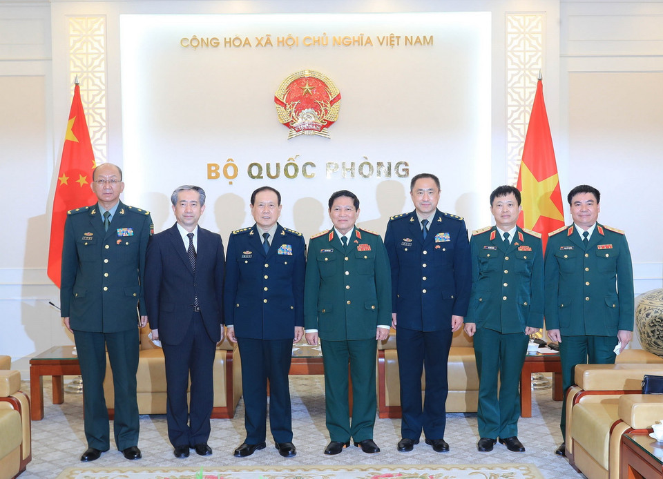Đại tướng Ngô Xuân Lịch, nguyên Bộ trưởng Bộ Quốc phòng Việt Nam tiếp Thượng tướng Ngụy Phượng Hòa, Ủy viên Quốc vụ, Bộ trưởng Bộ Quốc phòng Trung Quốc đang thăm chính thức Việt Nam. (Ảnh: Trọng Đức/TTXVN)
