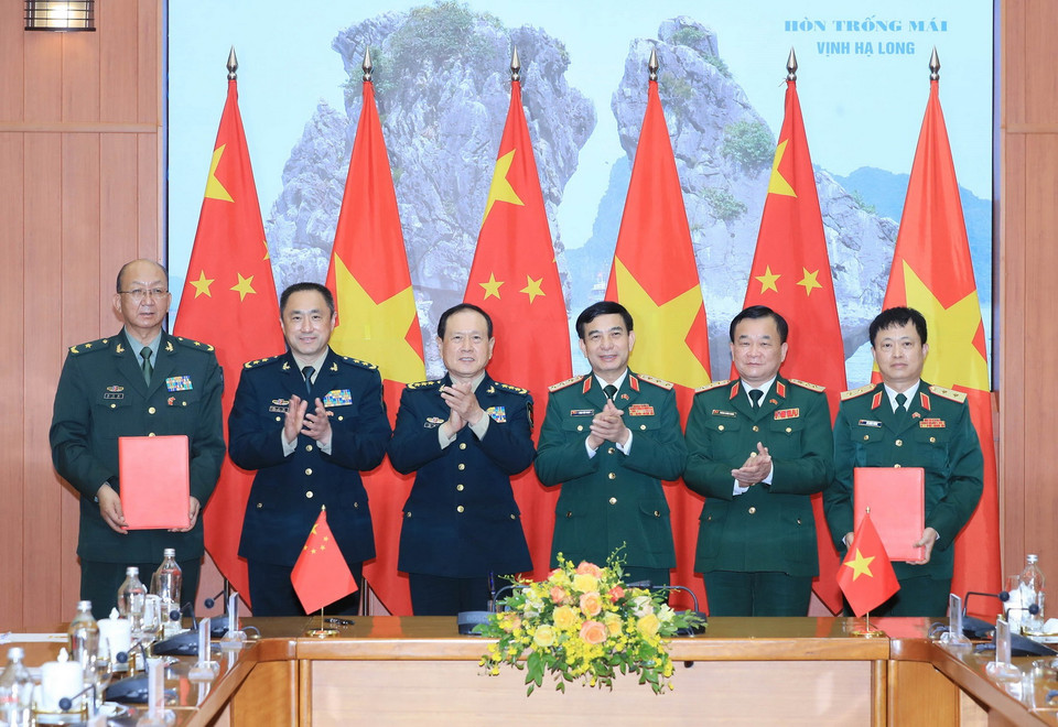 Bộ trưởng Bộ Quốc phòng Phan Văn Giang và Bộ trưởng Bộ Quốc phòng Ngụy Phượng Hòa chứng kiến Lễ ký biên bản ghi nhớ về việc thiết lập quan hệ đơn vị hữu nghị trong lĩnh vực hợp tác quân sự quốc tế giữa Bộ Quốc phòng Việt Nam và Bộ Quốc phòng Trung Quốc. (Ảnh: Trọng Đức/TTXVN)