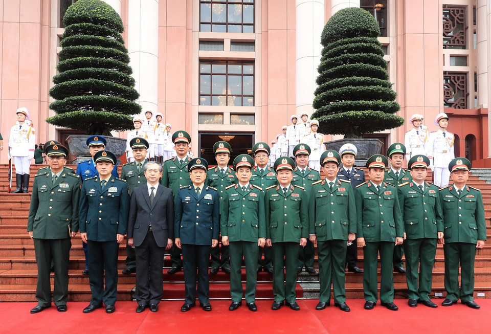 Bộ trưởng Bộ Quốc phòng Phan Văn Giang, Bộ trưởng Bộ Quốc phòng Ngụy Phượng Hòa với quan chức cấp cao quân sự hai nước. (Ảnh: Trọng Đức/TTXVN)