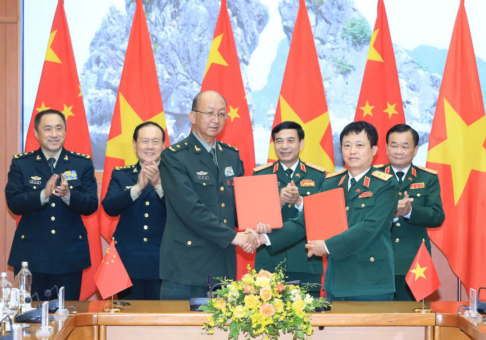 Bộ trưởng Bộ Quốc phòng Phan Văn Giang và Bộ trưởng Bộ Quốc phòng Ngụy Phượng Hòa chứng kiến Lễ ký biên bản ghi nhớ về việc thiết lập quan hệ đơn vị hữu nghị trong lĩnh vực hợp tác quân sự quốc tế giữa Bộ Quốc phòng Việt Nam và Bộ Quốc phòng Trung Quốc. (Ảnh: Trọng Đức/TTXVN)