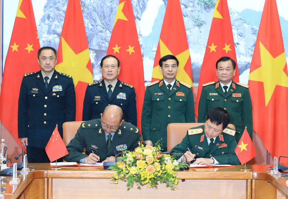 Bộ trưởng Bộ Quốc phòng Phan Văn Giang và Bộ trưởng Bộ Quốc phòng Ngụy Phượng Hòa chứng kiến Lễ ký biên bản ghi nhớ về việc thiết lập quan hệ đơn vị hữu nghị trong lĩnh vực hợp tác Quân sự quốc tế giữa Bộ Quốc phòng Việt Nam và Bộ Quốc phòng Trung Quốc. (Ảnh: Trọng Đức/TTXVN)