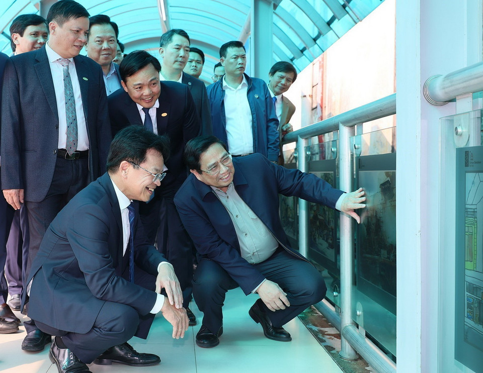 Thủ tướng Phạm Minh Chính kiểm tra cơ sở vật chất của Ga Hà Nội. (Ảnh: Dương Giang/TTXVN)