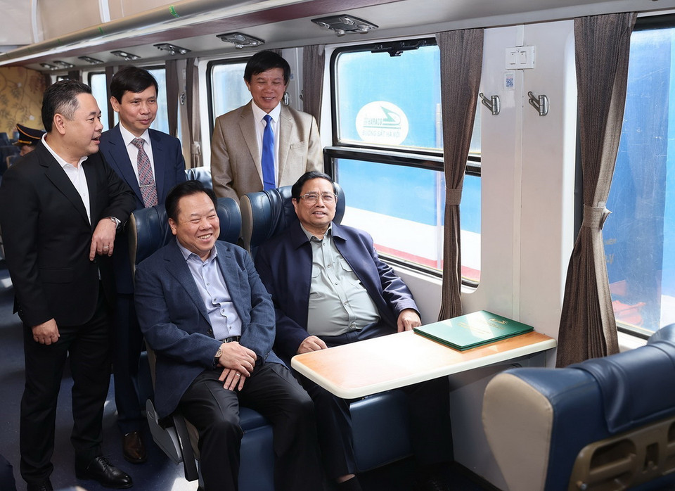 Thủ tướng Phạm Minh Chính kiểm tra cơ sở vật chất của tàu khách chất lượng cao Hà Nội-Đà Nẵng (SE19). (Ảnh: Dương Giang/TTXVN)