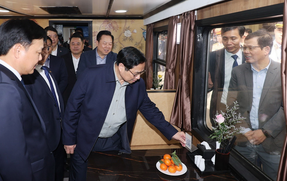 Thủ tướng Phạm Minh Chính kiểm tra cơ sở vật chất của tàu khách chất lượng cao Hà Nội-Đà Nẵng (SE19). (Ảnh: Dương Giang/TTXVN)