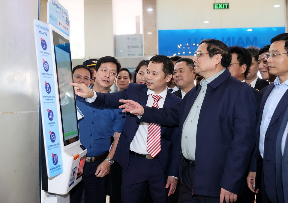 Thủ tướng Phạm Minh Chính kiểm tra hệ thống bán vé tự động tại Ga Hà Nội. (Ảnh: Dương Giang/TTXVN)