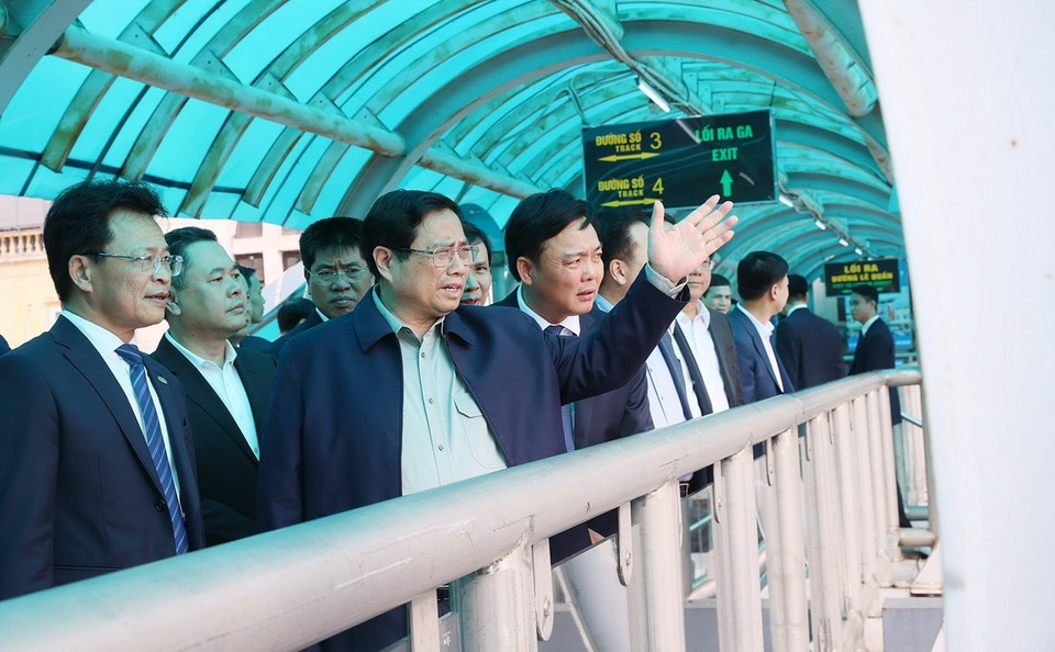 Thủ tướng Phạm Minh Chính kiểm tra cơ sở vật chất của Ga Hà Nội. (Ảnh: Dương Giang/TTXVN)
