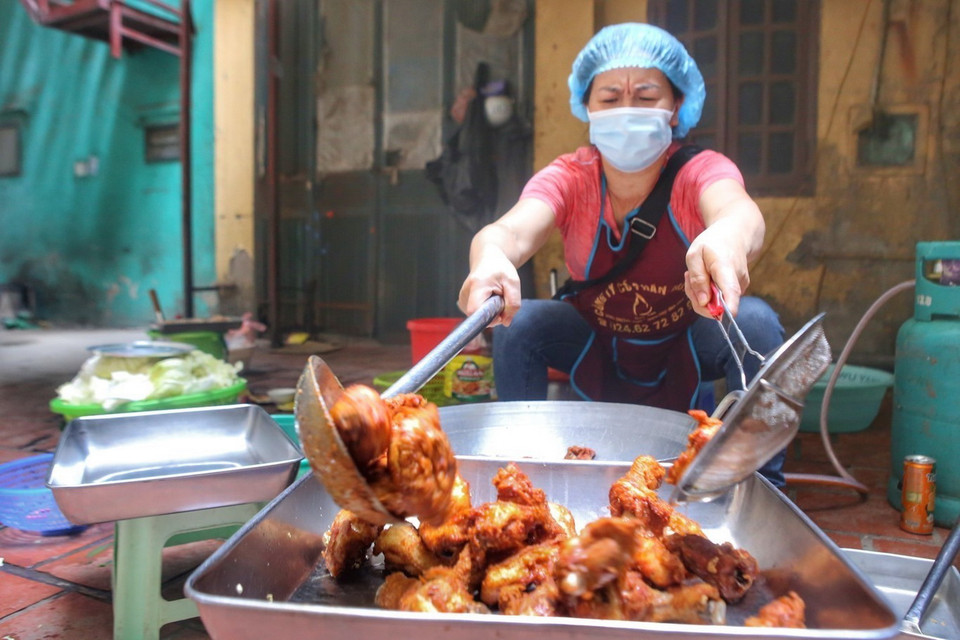 Cô Phạm Thu Thủy chuẩn bị đồ ăn từ sáng sớm. (Ảnh: Tuấn Đức/TTXVN)