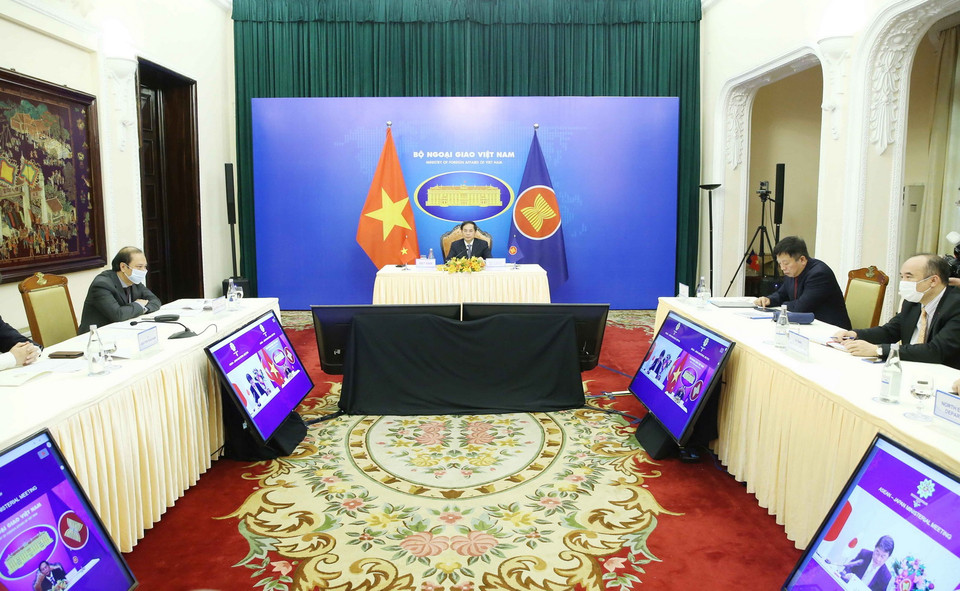 Quang cảnh Bộ trưởng Bộ Ngoại giao Bùi Thanh Sơn tham dự Hội nghị Bộ trưởng Ngoại giao ASEAN-Nhật Bản theo hình thức trực tuyến. (Ảnh: Phạm Kiên/TTXVN)