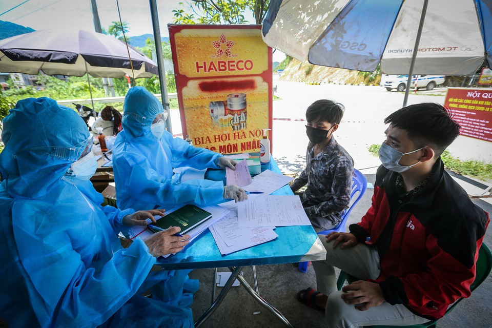  Người dân vào khai báo thông tin và đăng ký làm test nhanh COVID-19 trước khi lưu thông vào địa phận tỉnh Hòa Bình. (Ảnh: Trọng Đạt/TTXVN)
