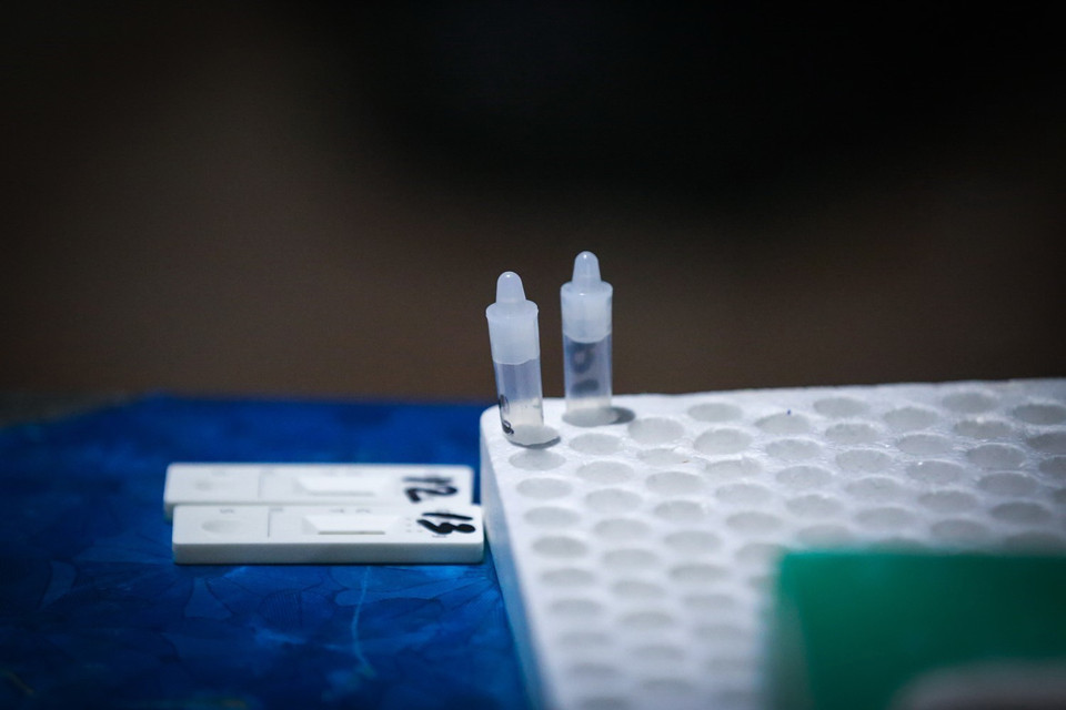  Mẫu test của người dân được lực lương chức năng đánh số thứ tự và thực hiện test trong tổng thời gian khoảng 15 phút. (Ảnh: Trọng Đạt/TTXVN)