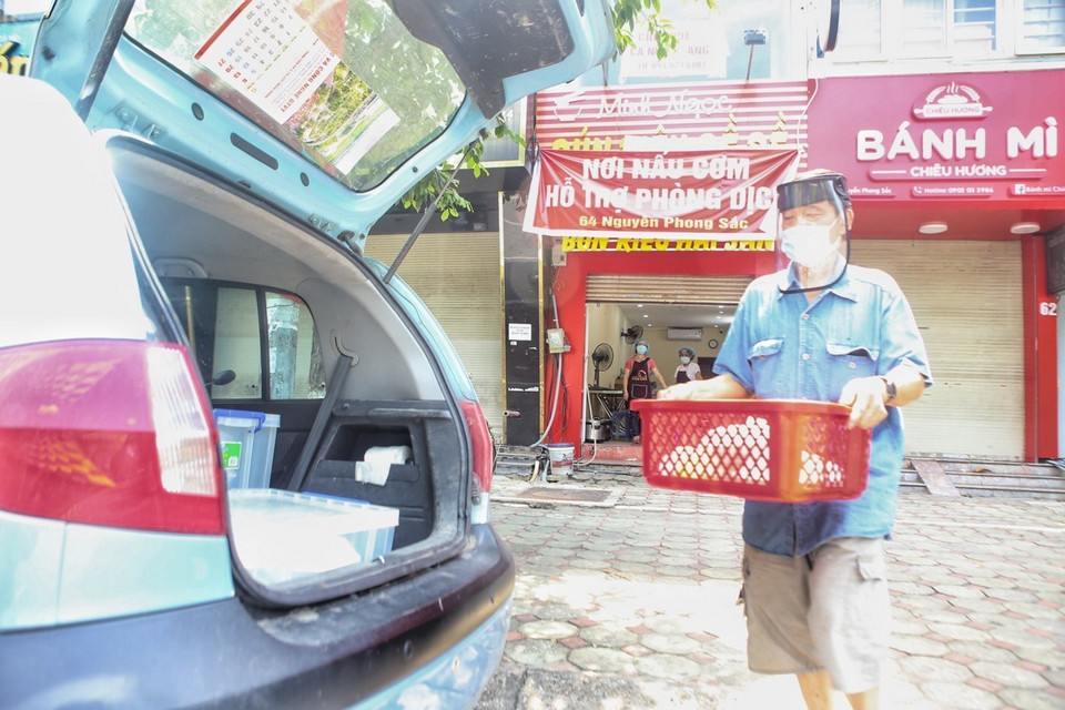 Ông Phạm Văn Tuân đảm trách việc vận chuyển những suất cơm đến các điểm đã đăng ký với chính quyền địa phương. (Ảnh: Tuấn Đức/TTXVN)