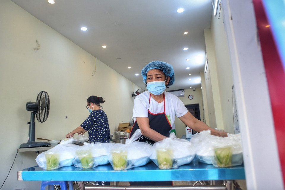 Những suất cơm đã sẵn sàng cho người đến nhận. (Ảnh: Tuấn Đức/TTXVN)