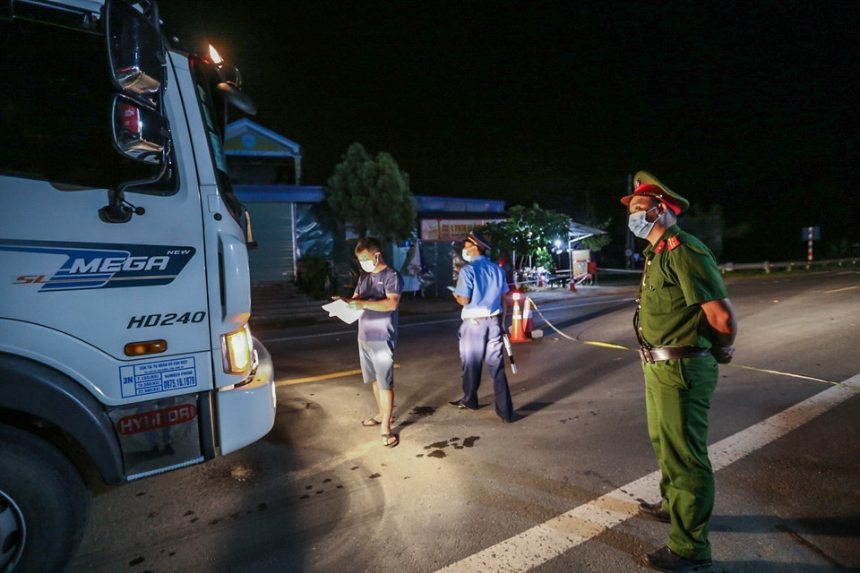  Tất cả người và phương tiện đều được lực lượng chức năng kiểm tra chặt chẽ trước khi lưu thông qua chốt để vào địa phận tỉnh Hòa Bình. (Ảnh: Trọng Đạt/TTXVN)