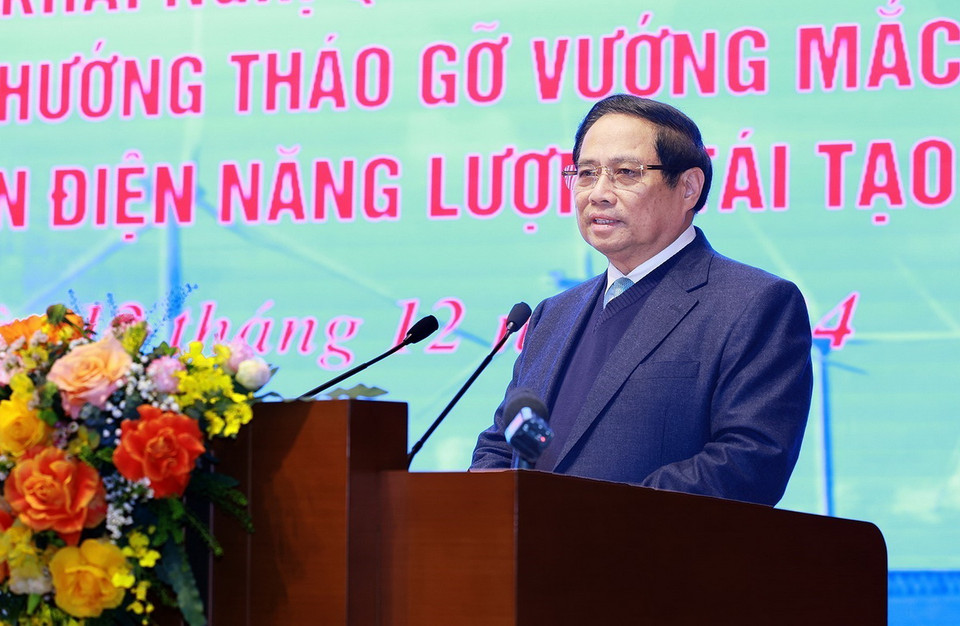 Thủ tướng Phạm Minh Chính chủ trì hội nghị tháo gỡ khó khăn cho các dự án năng lượng tái tạo. (Ảnh: Dương Giang.TTXVN)