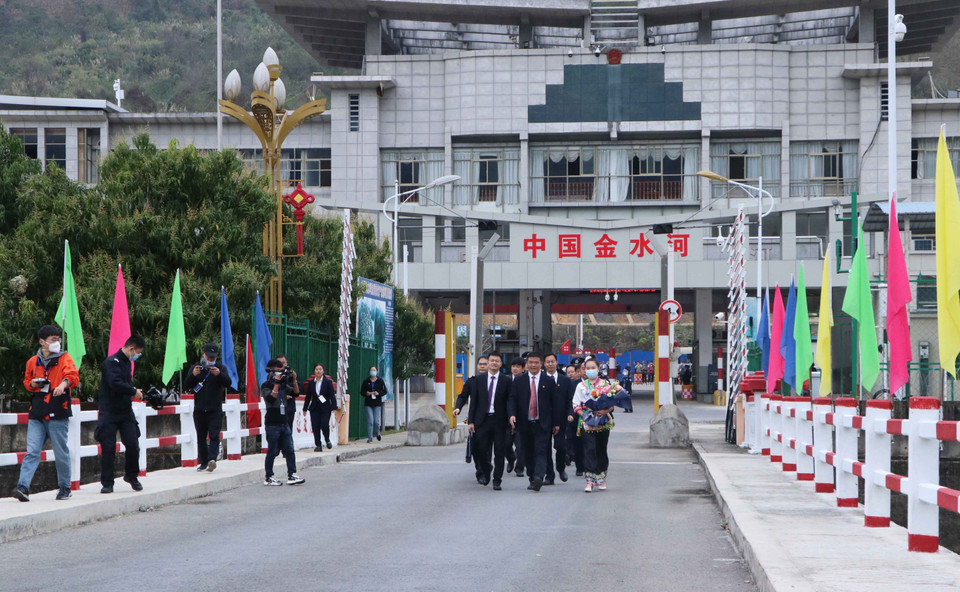 Ngày 20/2, tại Cửa khẩu Quốc tế Ma Lù Thàng, Ban Quản lý Khu kinh tế cửa khẩu Ma Lù Thàng, chính quyền huyện Phong Thổ (tỉnh Lai Châu, Việt Nam) phối hợp với Ban Quản lý Cửa khẩu Kim Thuỷ Hà (huyện Kim Bình, Trung Quốc) và các cơ quan liên quan tại cửa khẩu tổ chức Lễ khôi phục toàn diện việc xuất nhập cảnh cho công dân qua biên giới. (Ảnh: Nguyễn Oanh/TTXVN)