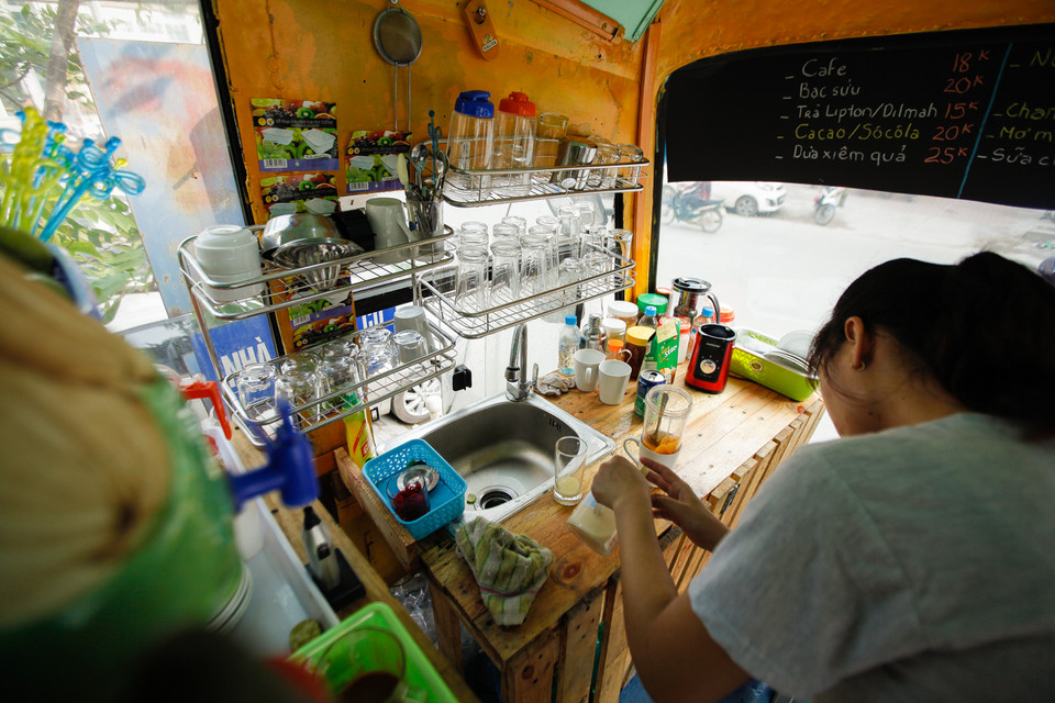 Vị trí ghế lái trước đây được sửa lại thành nơi pha chế đồ uống, vệ sinh cốc chén. (Ảnh: Thành Nguyễn/Vietnam+)