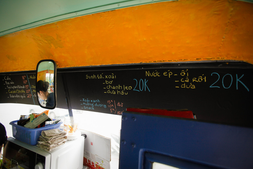 Giá đồ uống của quán khá 'sinh viên' chỉ trên dưới 20 nghìn đồng. (Ảnh: Thành Nguyễn/Vietnam+)