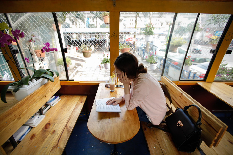 Nhờ thiết kế đặc trưng của xe buýt, khách vào quán dễ dàng tìm được một chỗ ngồi thoải mái, quan sát không gian xung quanh qua lớp kính. (Ảnh: Thành Nguyễn/Vietnam+)