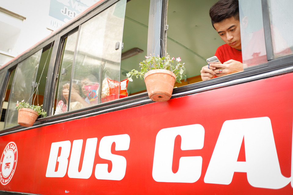 Càphê xe buýt là một mô hình thú vị mà thân thuộc với các bạn sinh viên. Chủ quán dự định sẽ nhân rộng mô hình này tới nhiều các trường Đại học hơn trong tương lai. (Ảnh: Thành Nguyễn/Vietnam+)