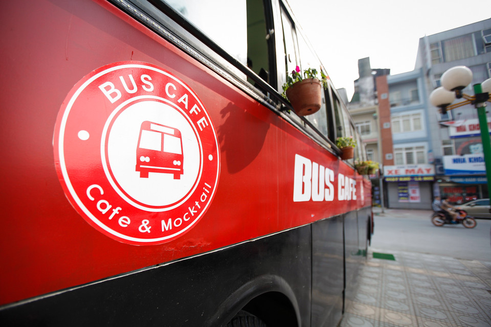 Nguyên bản là một chiếc xe khách 48 chỗ, xe được tháo động cơ, sơn vỏ bắt mắt và biến thành một địa điểm giải khát lý tưởng cho khách tới quán. (Ảnh: Thành Nguyễn/Vietnam+)