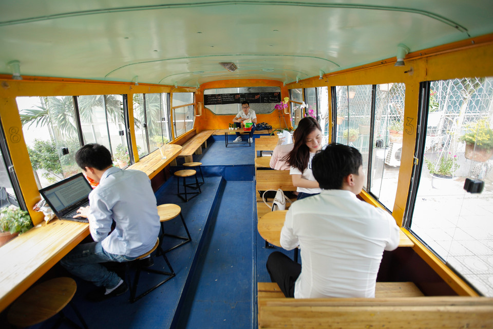 Bên trong ôtô chỉ rộng 25m2 sau khi thay đổi nội thất có thể chứa được khoảng 30 người. Đặc điểm không gian trong xe thoáng mát và tràn ngập ánh sáng. (Ảnh: Thành Nguyễn/Vietnam+)