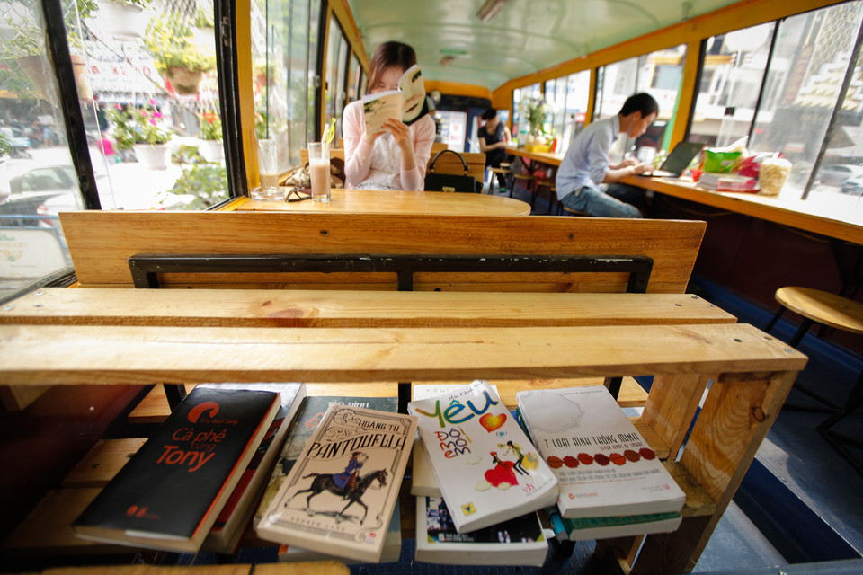 Quán cũng chuẩn bị khá nhiều sách cho các bạn trẻ muốn tìm một không gian yên tĩnh vừa đọc vừa nhâm nhi đồ uống. (Ảnh: Thành Nguyễn/Vietnam+)