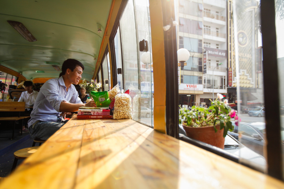 Nhờ thiết kế đặc trưng của xe buýt, khách vào quán dễ dàng tìm được một chỗ ngồi thoải mái, quan sát không gian xung quanh qua lớp kính. (Ảnh: Thành Nguyễn/Vietnam+)