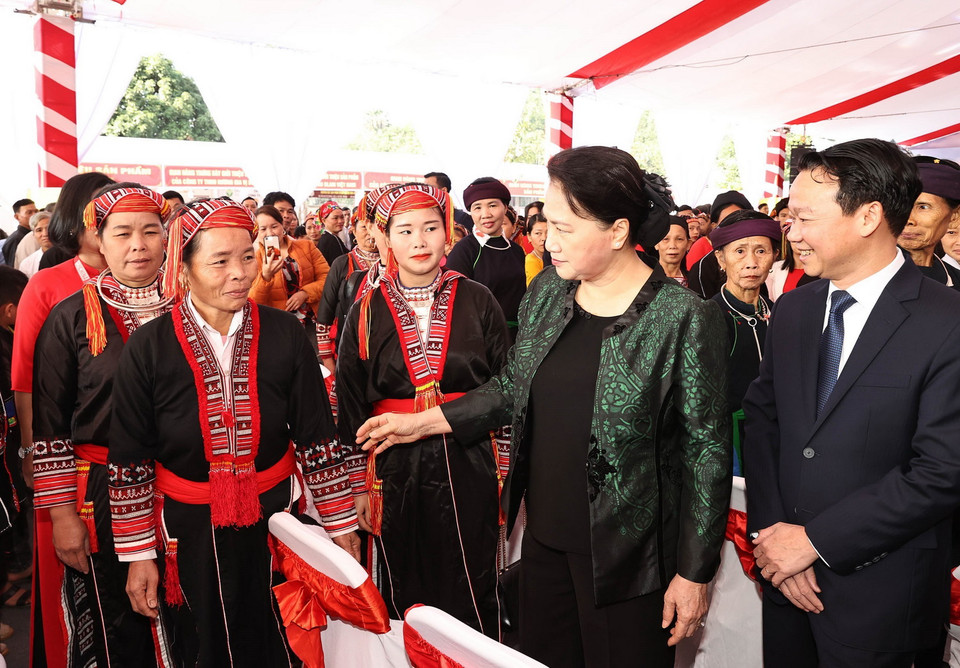  Chủ tịch Quốc hội Nguyễn Thị Kim Ngân với nhân dân các dân tộc xã Quang Minh, huyện Văn Yên. (Ảnh: Trọng Đức/TTXVN)