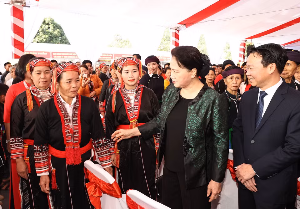  Chủ tịch Quốc hội Nguyễn Thị Kim Ngân với nhân dân các dân tộc xã Quang Minh, huyện Văn Yên. (Ảnh: Trọng Đức/TTXVN)