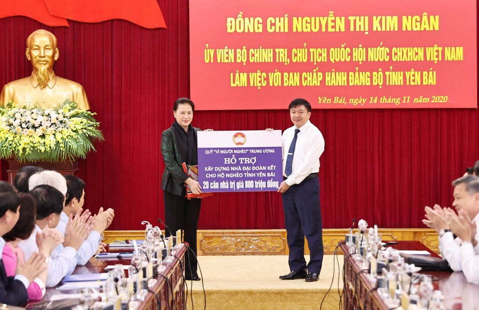  Chủ tịch Quốc hội Nguyễn Thị Kim Ngân trao 20 căn nhà trị giá 800 triệu đồng của Quỹ Vì người nghèo Trung ương hỗ trợ xây dựng nhà đại đoàn kết cho hộ nghèo tỉnh Yên Bái. (Ảnh: Trọng Đức/TTXVN)