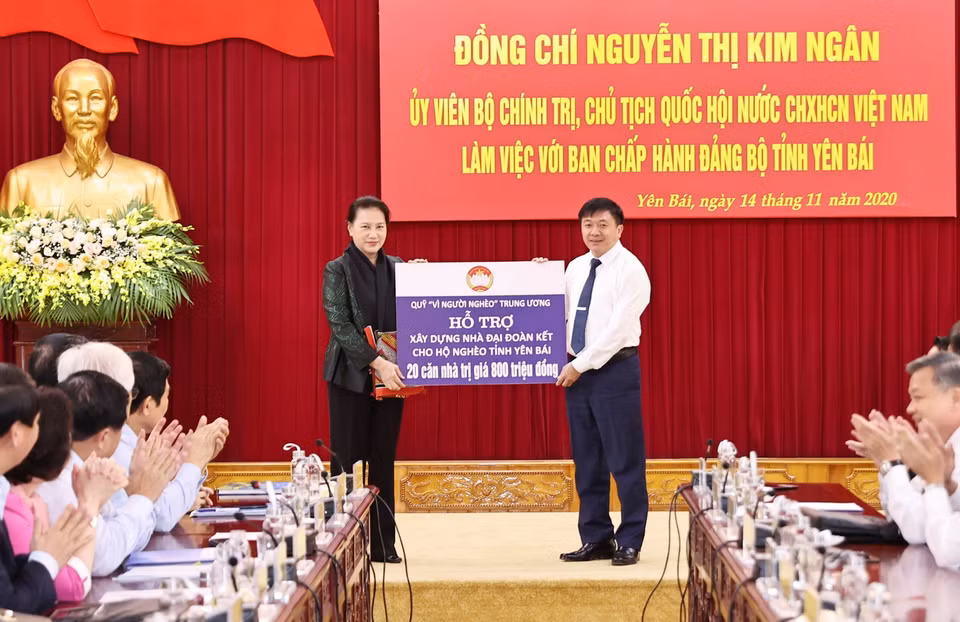  Chủ tịch Quốc hội Nguyễn Thị Kim Ngân trao 20 căn nhà trị giá 800 triệu đồng của Quỹ Vì người nghèo Trung ương hỗ trợ xây dựng nhà đại đoàn kết cho hộ nghèo tỉnh Yên Bái. (Ảnh: Trọng Đức/TTXVN)