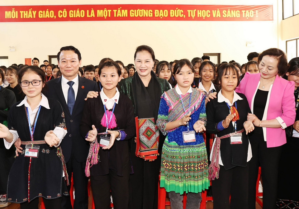  Chủ tịch Quốc hội Nguyễn Thị Kim Ngân với các em học sinh trường Phổ thông dân tộc nội trú THPT tỉnh Yên Bái. (Ảnh: Trọng Đức/TTXVN)