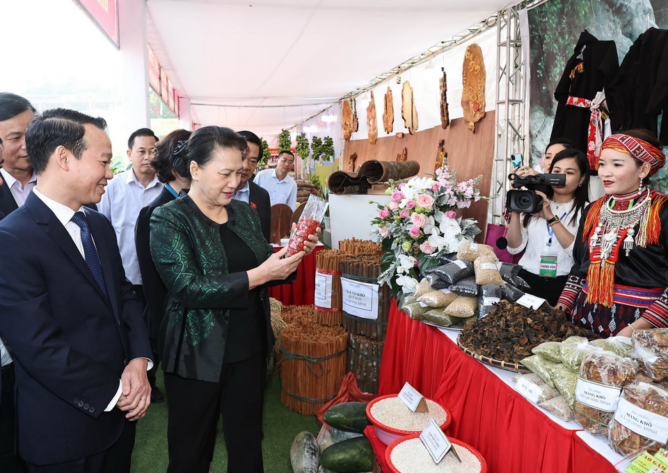  Chủ tịch Quốc hội Nguyễn Thị Kim Ngân tham quan các gian hàng trưng bày sản phẩm nông nghiệp của nhân dân các dân tộc xã Quang Minh, huyện Văn Yên. (Ảnh: Trọng Đức/TTXVN)