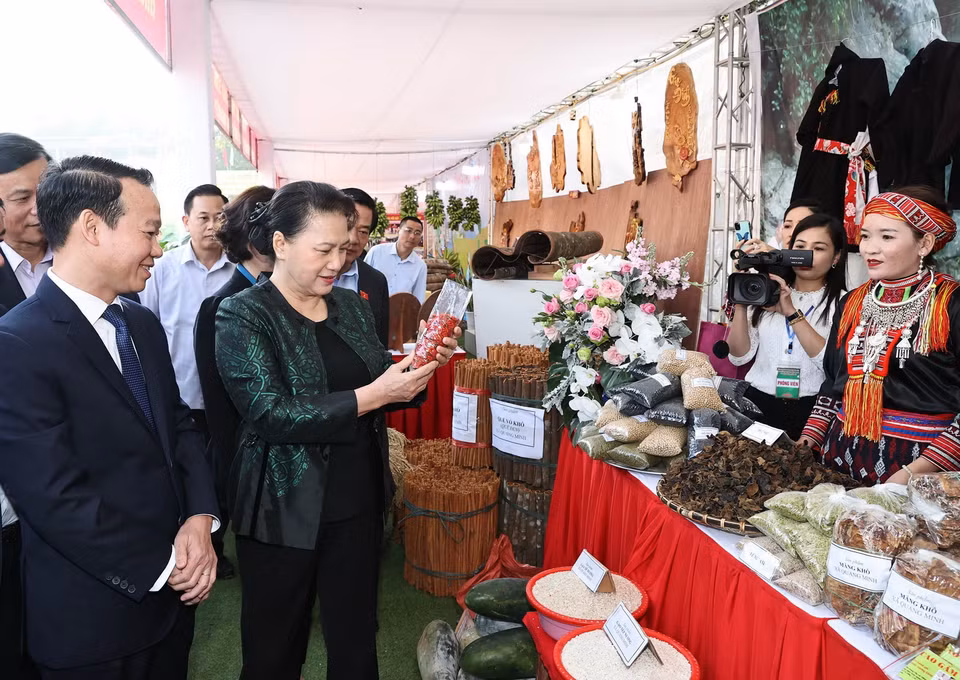 Chủ tịch Quốc hội Nguyễn Thị Kim Ngân tham quan các gian hàng trưng bày sản phẩm nông nghiệp của nhân dân các dân tộc xã Quang Minh, huyện Văn Yên. (Ảnh: Trọng Đức/TTXVN)