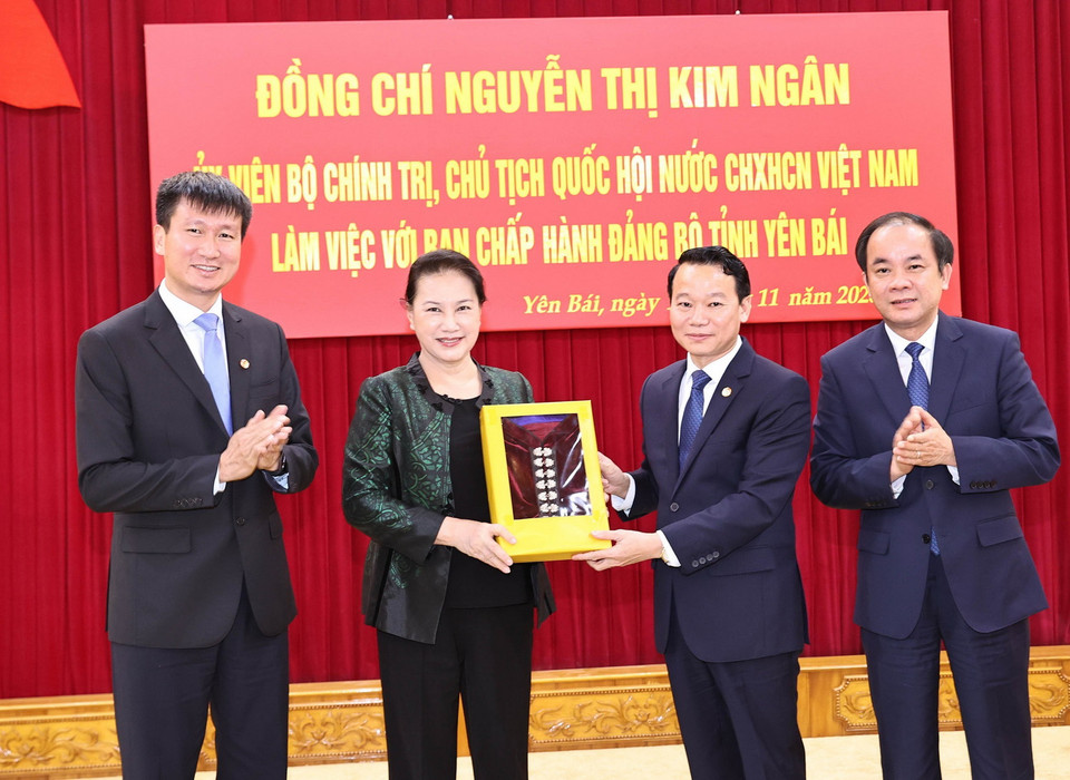  Chủ tịch Quốc hội Nguyễn Thị Kim Ngân và các vị lãnh đạo tỉnh Yên Bái tại buổi làm việc. (Ảnh: Trọng Đức/TTXVN)