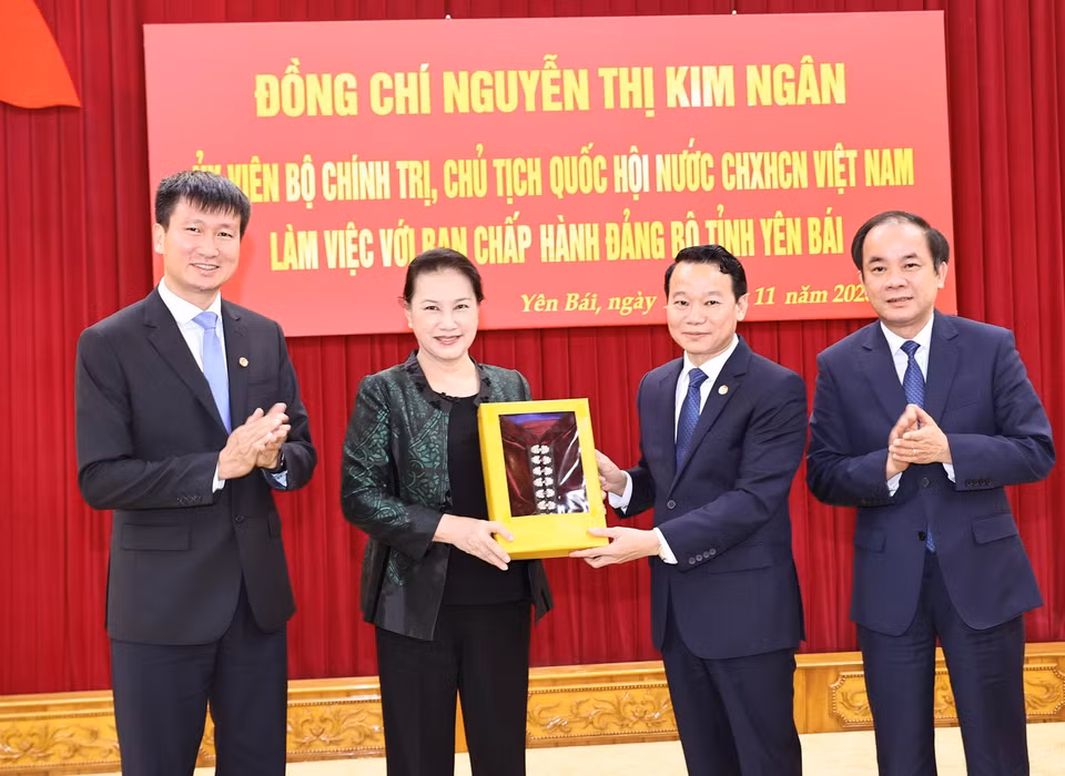 Chủ tịch Quốc hội Nguyễn Thị Kim Ngân và các vị lãnh đạo tỉnh Yên Bái tại buổi làm việc. (Ảnh: Trọng Đức/TTXVN)