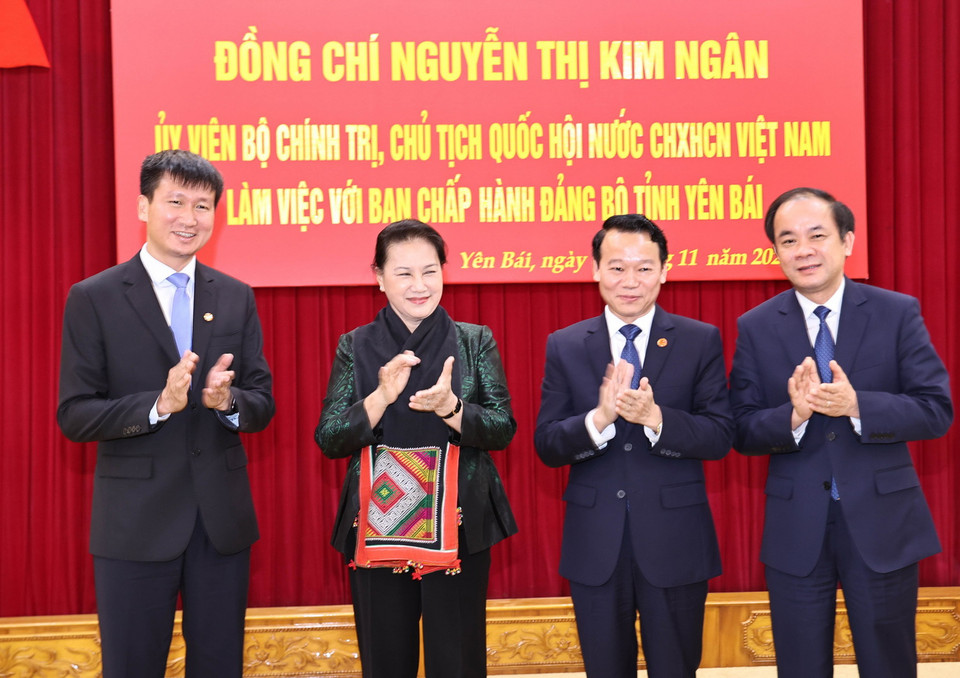  Chủ tịch Quốc hội Nguyễn Thị Kim Ngân và các vịí lãnh đạo tỉnh Yên Bái tại buổi làm việc. (Ảnh: Trọng Đức/TTXVN)