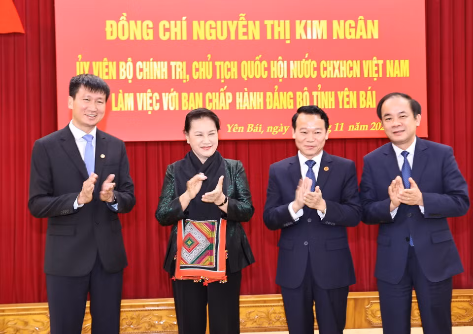  Chủ tịch Quốc hội Nguyễn Thị Kim Ngân và các vịí lãnh đạo tỉnh Yên Bái tại buổi làm việc. (Ảnh: Trọng Đức/TTXVN)